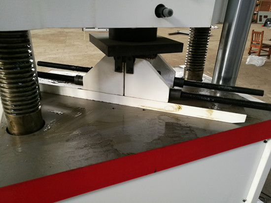 万能拉压力试验机如何做三点弯曲实验?